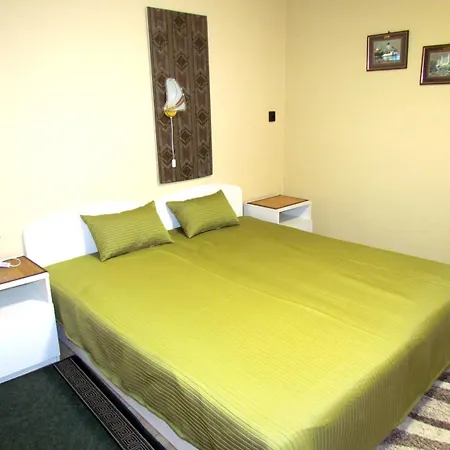 Leander Vendeghaz Guest house Gyenesdias